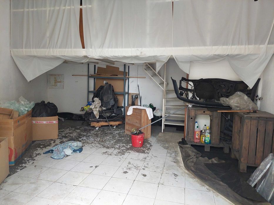 Armazém/garagem de rua com casa de banho e mezanino - Forte da Casa.