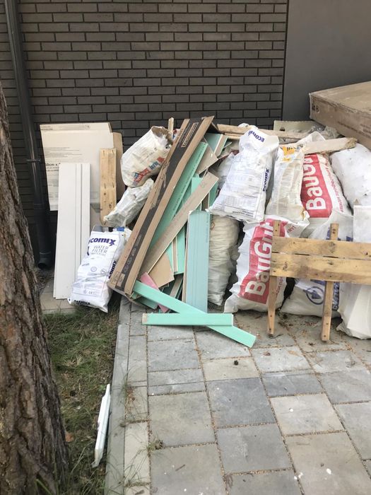 Вивіз строй мусора. Вивіз хламу. Утилізація мотлоху.