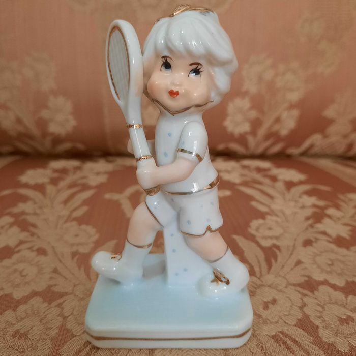 Estatuetas de porcelana de crianças. Congunto.