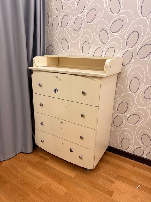 Продаємо дитячу ліжко з комодом