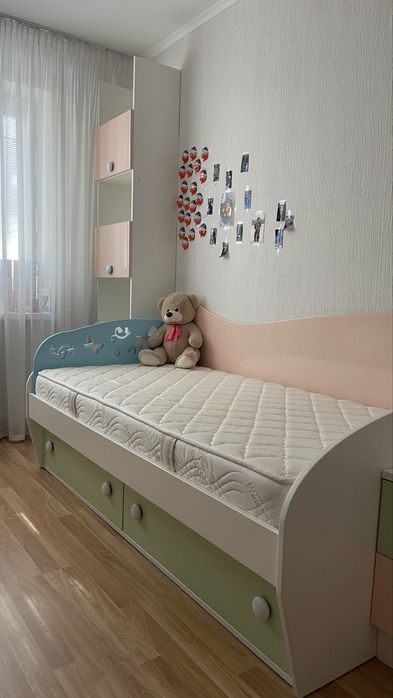 Комплект меблів в дитячу кімнату