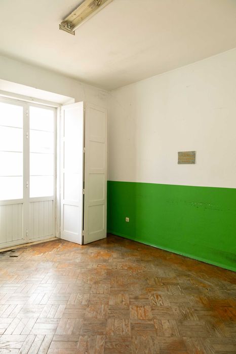 Arrenda-se Piso Inteiro com varanda e saguão