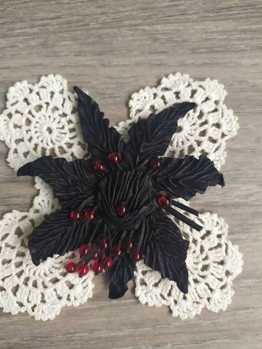 Брошь кожаная "Смородиновый лист"