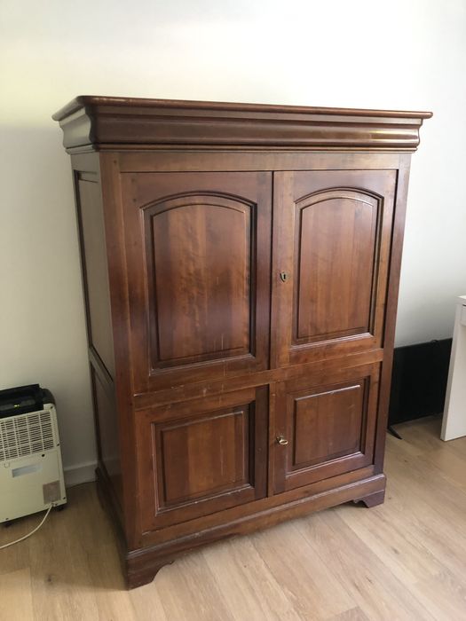 Móvel em madeira maciça