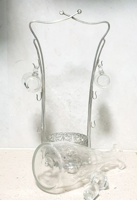 Antiga licoreira em cristal com suporte com banho em prata