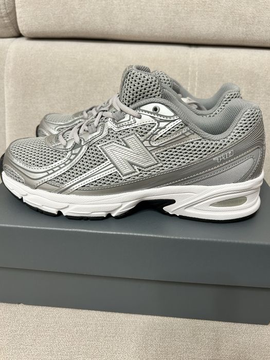 New Balance 740
