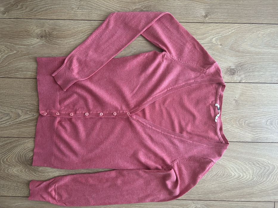 Malinowy sweterek zapinany