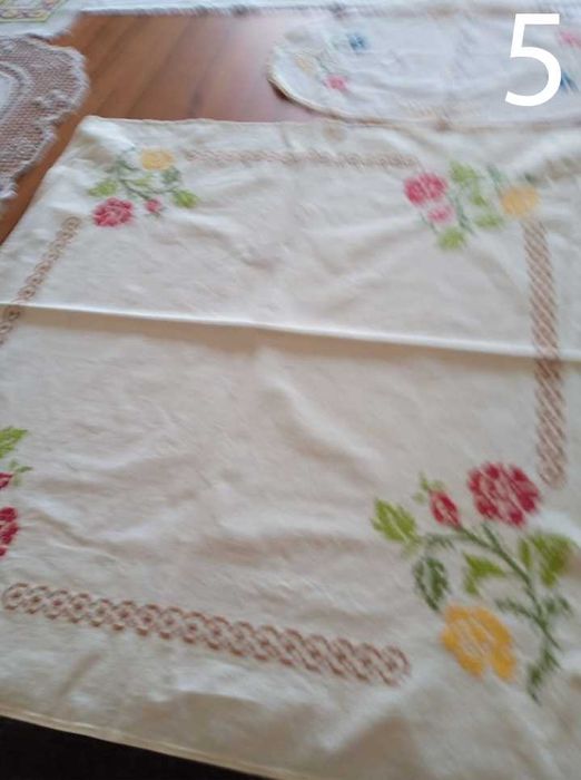 Vários artigos. Toalha, colcha, napron e lençol.