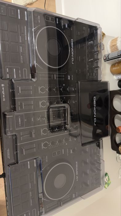 Denon DJ PRIME 4+ Controlador de DJ Pro All-in-One e Ecrã Touch