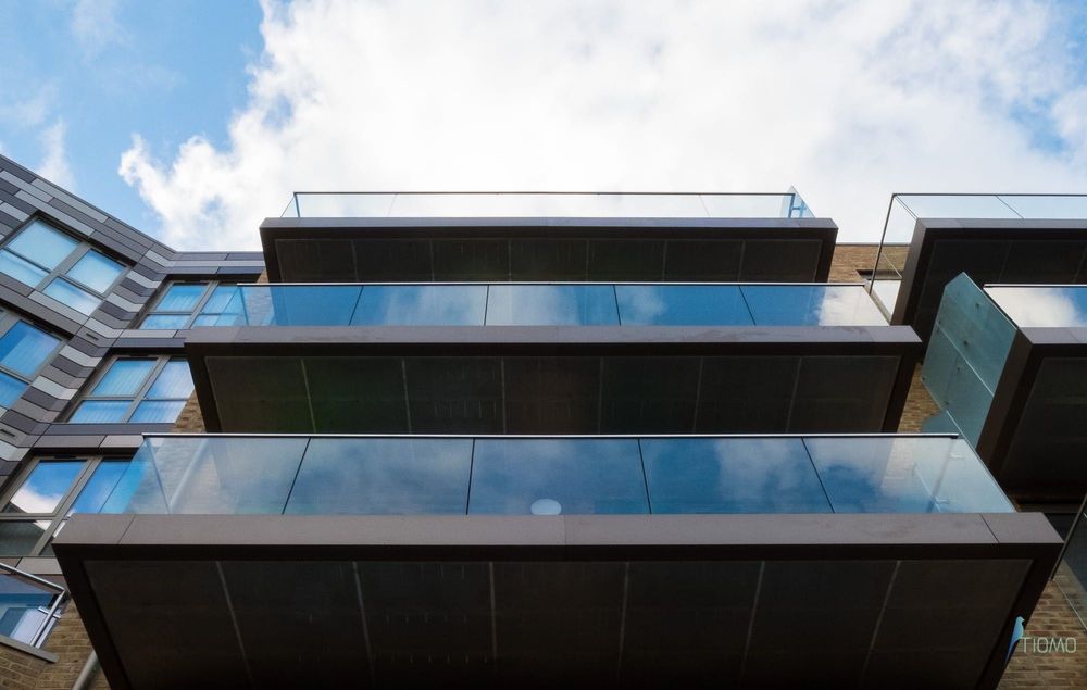 Balustrady całoszklane balkonowe balustrada samonośna w listwie