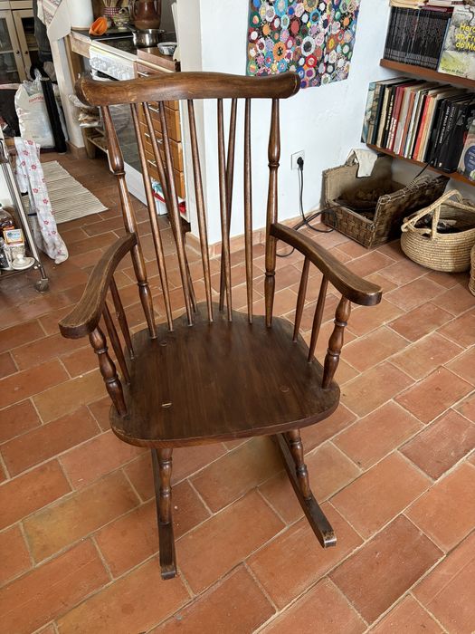 Cadeira de baloiço antiga em madeira – estilo Windsor