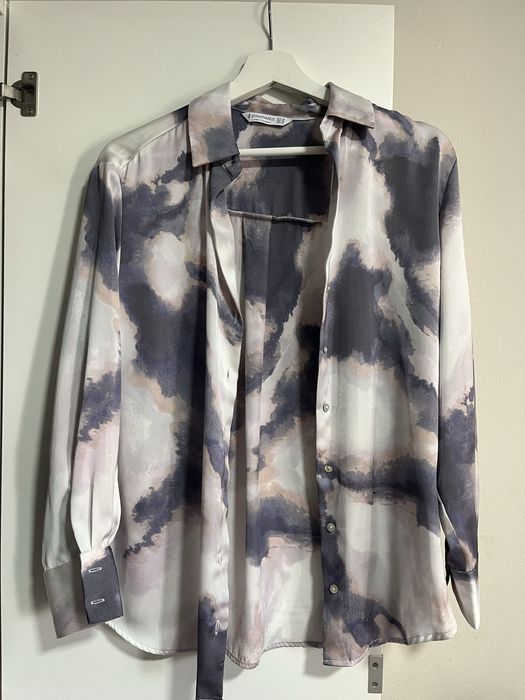 Camisa lilás e branca da Stradivarius