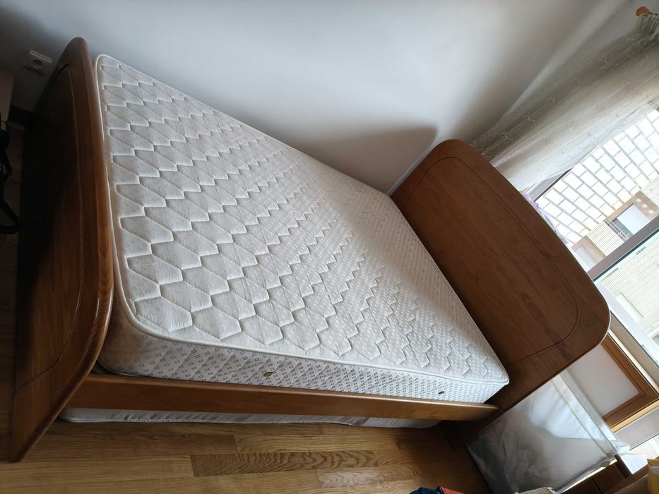 Cama robusta de madeira com colchão ortopédico e 1 móvel de suporte