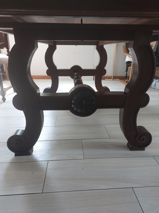 Mesa de jantar com 6 cadeiras e aparador