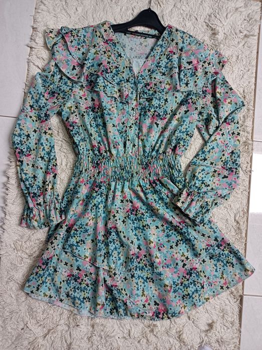 Sukienka w kwiaty z falbanami delikatna