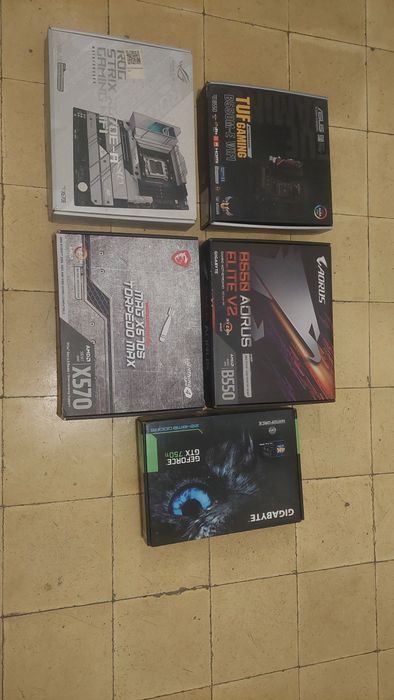 Conjunto de caixas vazias componentes informáticos