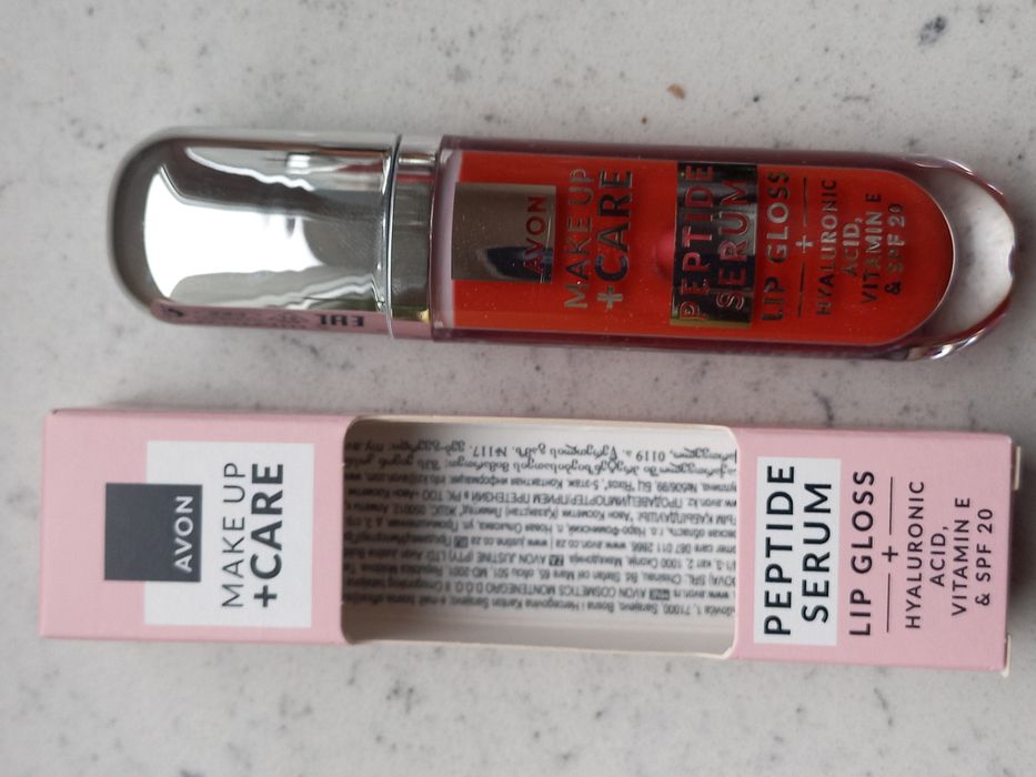 Błyszczyk-serum z peptydami Ruby Drip Avon