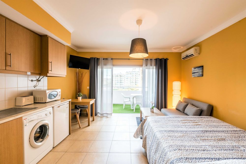 Apt T0 c/ AC, Piscina, Roupas, WIFI, TV Cabo, próx. Praia da Rocha