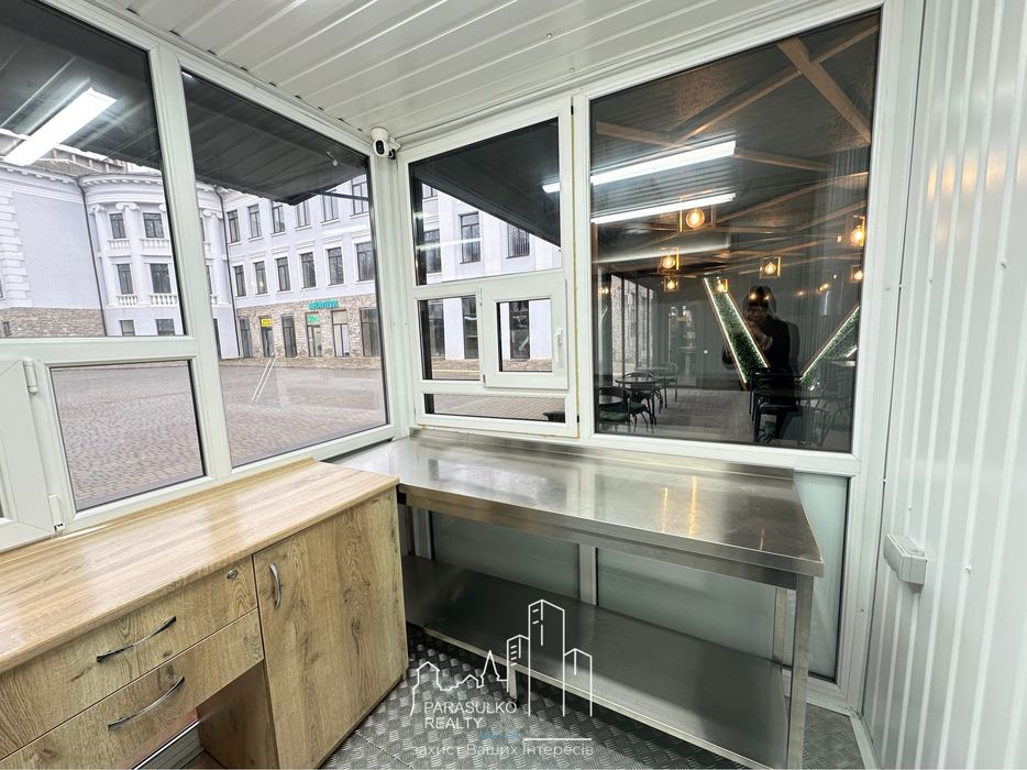 Здам в оренду фасадне приміщення під кафе/фастфуд.