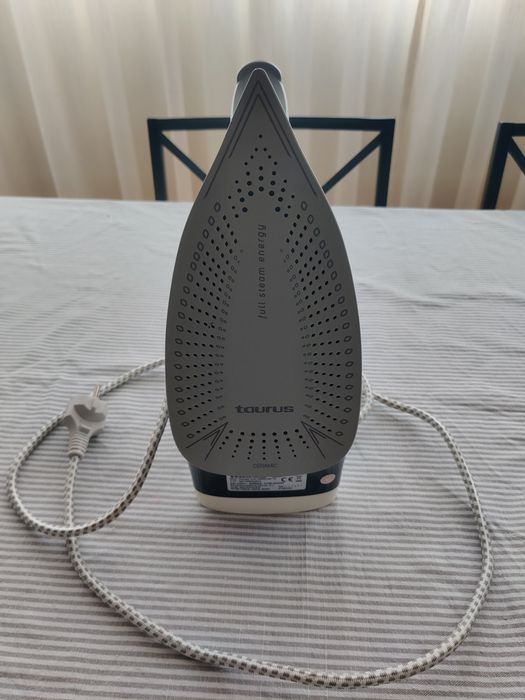 Ferro de Engomar Taurus 2600W