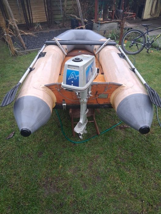 Ponton morski z silnikiem