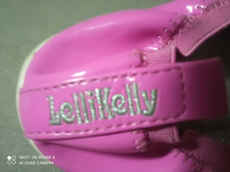 Sabrinas verniz rosa  com aplicação de laço da Lelli Kelly