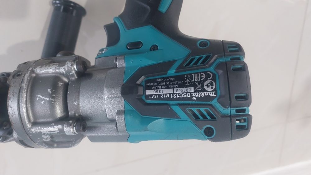 Аккумуляторный резак для резки шпилек Makita DSC121
