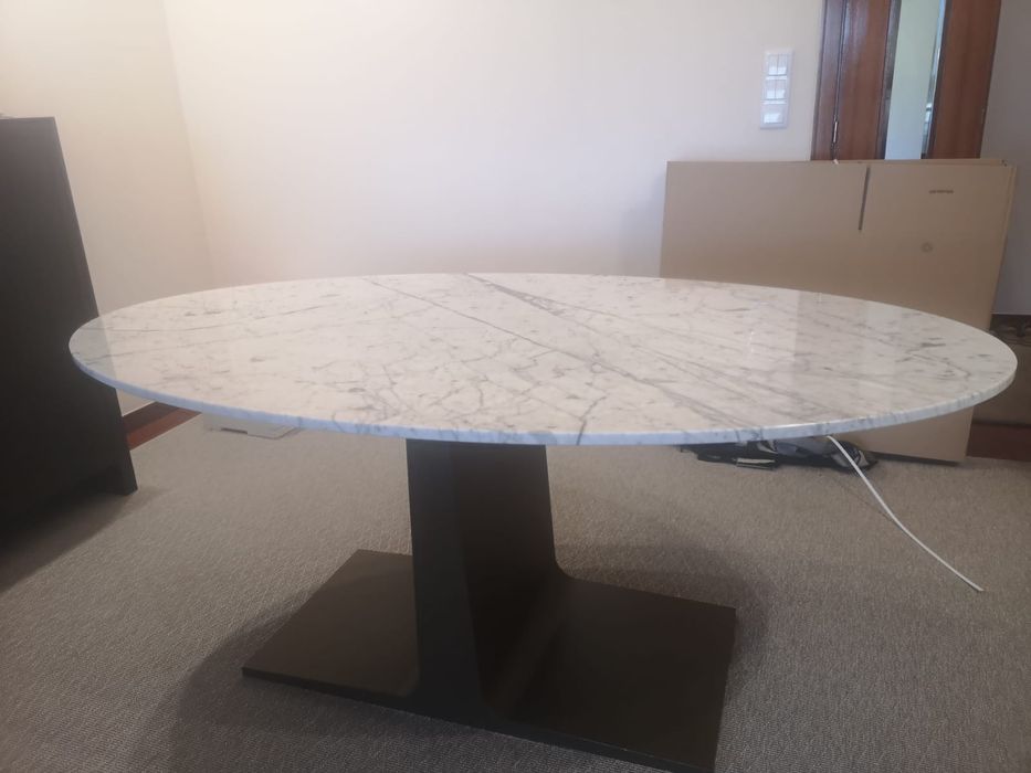 Mesa de jantar em mármore