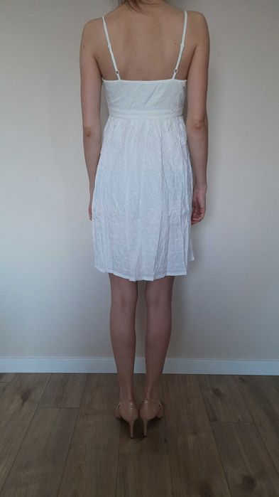 Sprzedam sukienkę białą kwiatki