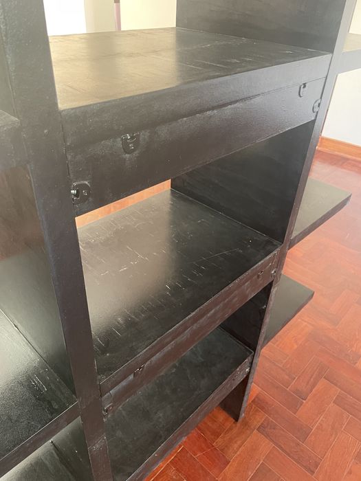 Estante preta com 3 prateleiras