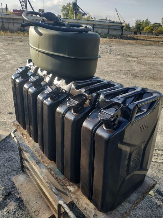 Продам канистры металлические 20л,10л