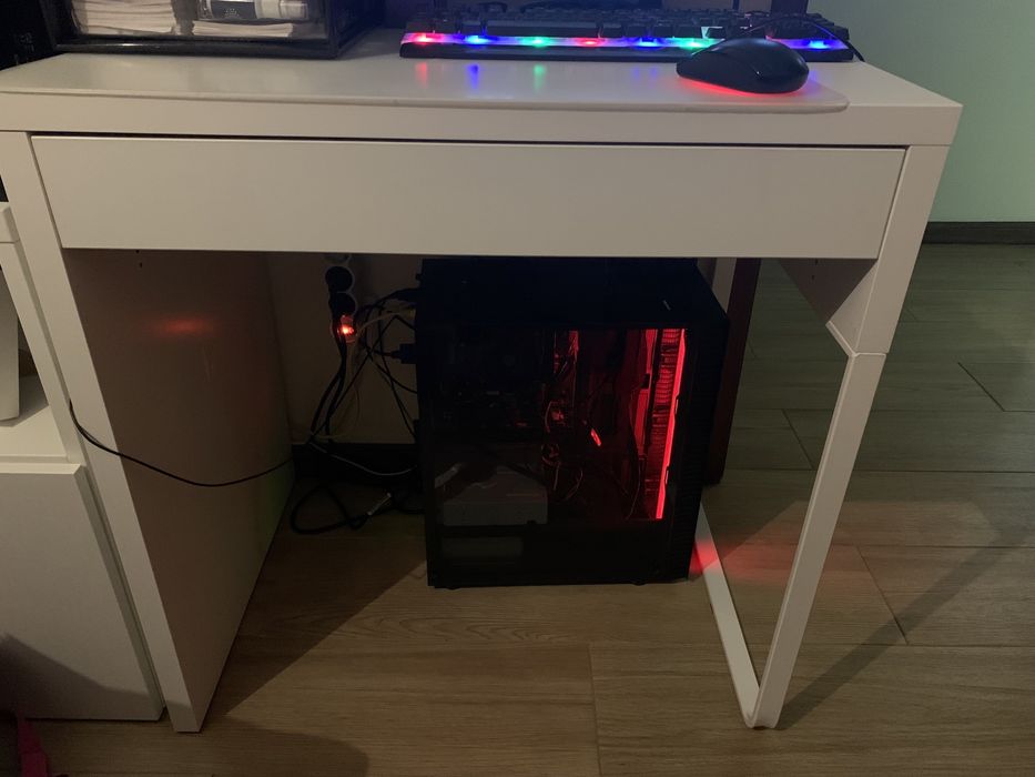 Pc torre +monitor +secretaria