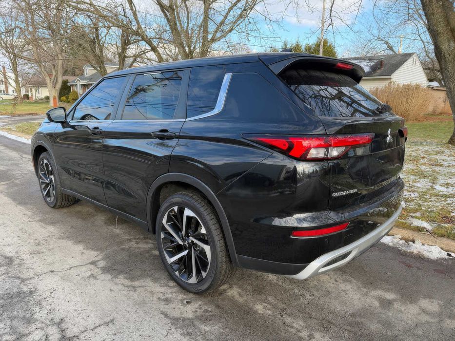 Mitsubishi Outlander      2023