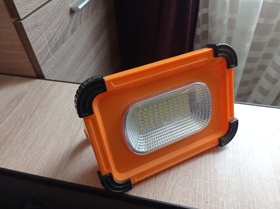 Продам прожектор з вбудованим аккумулятор на сонячних панелях