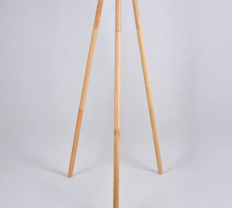 Торшер на дерев'яних ніжках