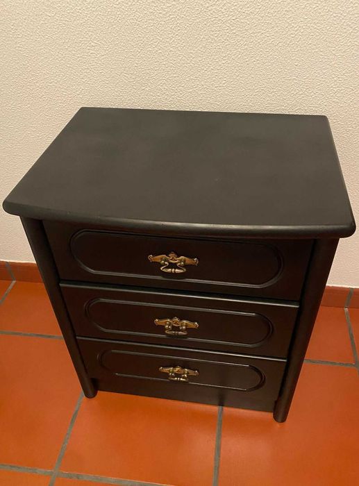 Mesa Cabeceira em madeira pintado a cor preto baço