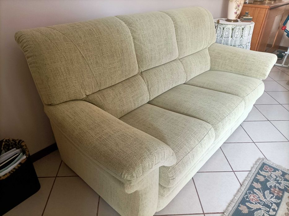 Conjunto sofás de 2 e 3 lugares.