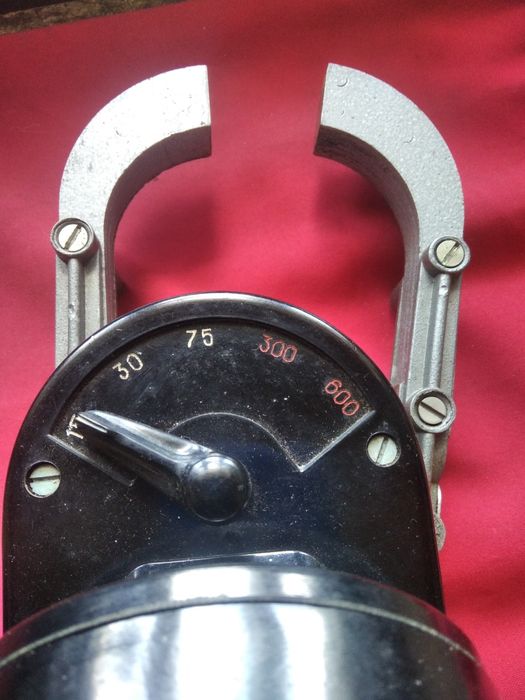 Прибор - токо-измерительные клещи