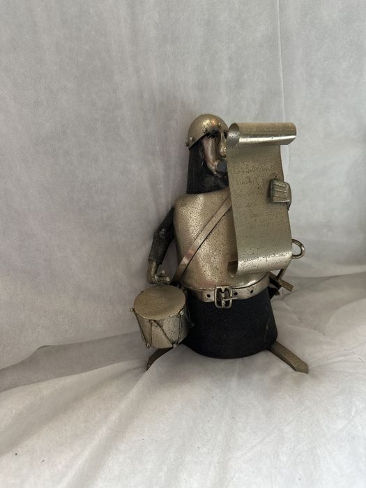 Estatuetas de soldados medievais em metal