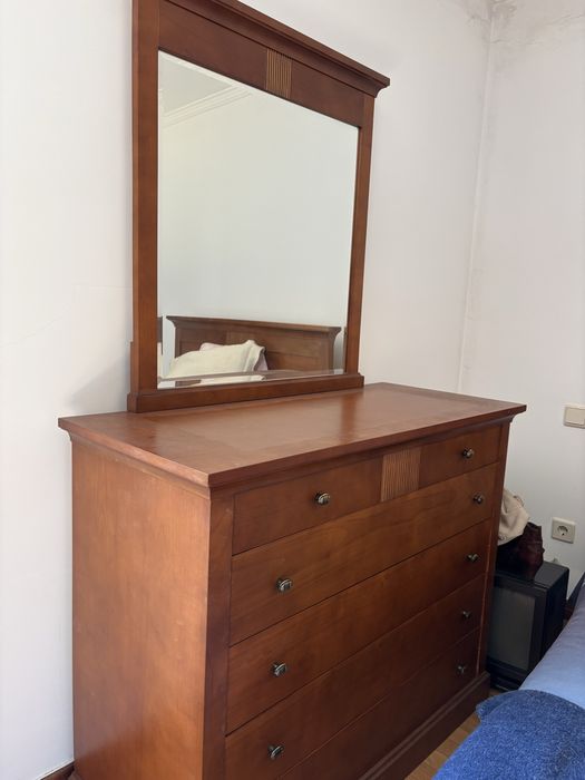 Vendo cómoda castanha com espelho tamanho standard e cama de casal