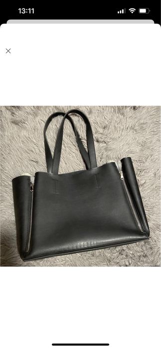 Жіночка сумка, чорного кольору, з короткими ручками