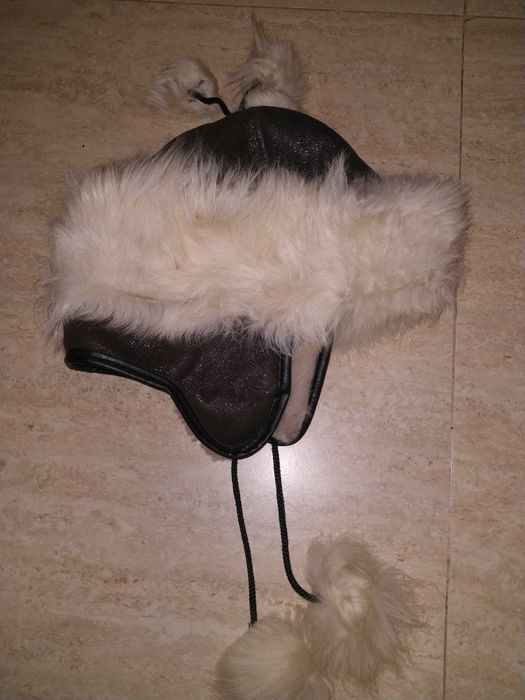 Kożuszkowa czapka z pomponami, r. 56