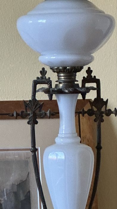 Magnífico Candeeiro a Petróleo Antigo em Vidro Opalino e Bronze – C.A. Kleemann (c. 1900)