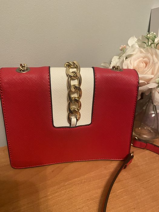Mała czerwona torebka ze złotym łańcuszkiem
