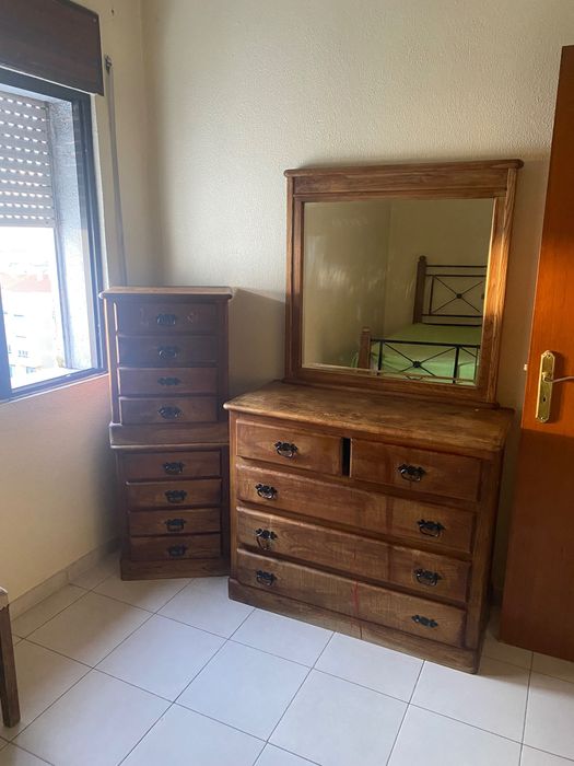 Em bom estado ,cama ,roupeiro,mesas de cabeceira,cómoda !