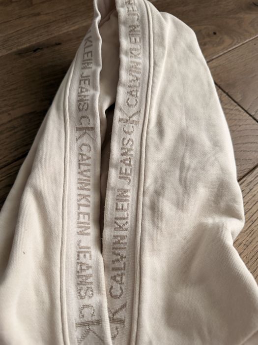 Damski dres Calvin Klein – styl i komfort w jednym