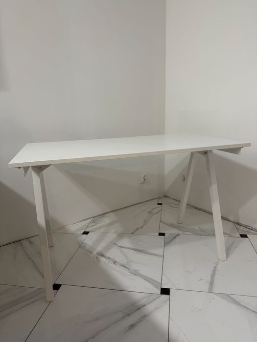 Duże klasyczne biurko Ikea Trotten