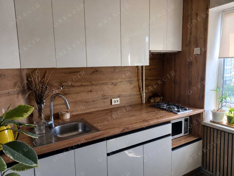 Власник, продам 2 - кімн. квартиру, по вул. Ревуцького 35 (поруч метро "Харьківська")