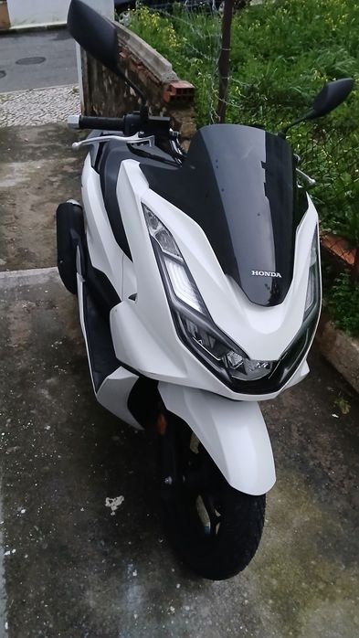 Pcx honda 2024 moto com 19000km rodados  vendo há vista.