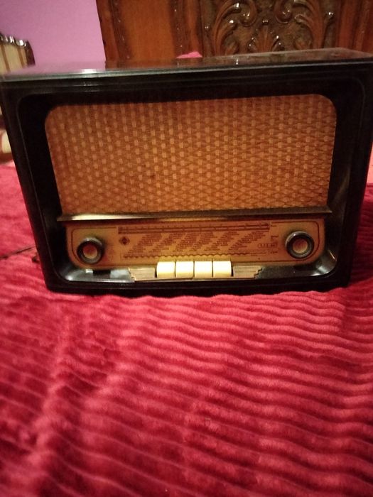 Radio antigo , já contem ficha para as tomadas actuais